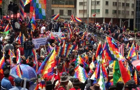 Bolivia. “Wiphalazo” promueve la unidad del pueblo boliviano /Dura advertencia del presidente Arce a la oposición derechista (video acto en Cochabamba)