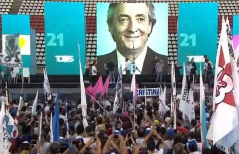 Argentina. En un acto en que se recordó a Néstor Kirchner, el presidente Fernández se refirió a las relaciones con el FMI / Asistieron miles de militantes del Frente de Todos