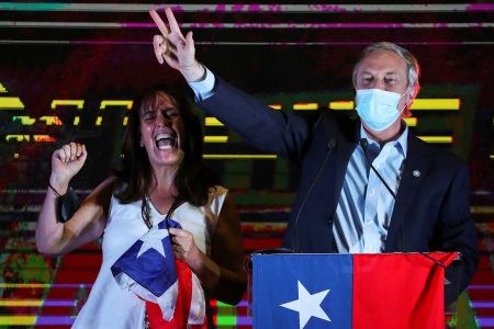 Chile. Tras lograr la primera mayoría en primera vuelta, Kast hace gestos a adherentes de Parisi y Provoste