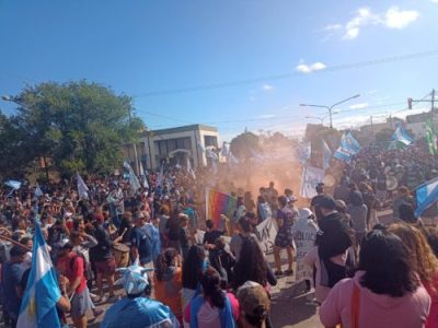 Argentina. Cuarto día del Chubutazo: Más de 6 mil personas marcharon en Rawson, miles en Trelew, Comodoro y Madryn /La lucha contra la megaminería se extiende por toda la provincia (fotos+videos)