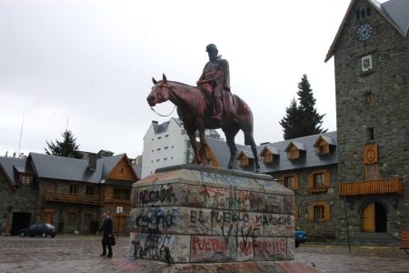 Argentina. Bariloche: proponen sacar el monumento de Roca del Centro Cívico