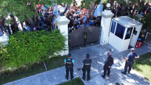 Argentina. Chubut: Una multitud frente a la residencia del gobernador Arcioni exigiendo su renuncia (videos+fotos)