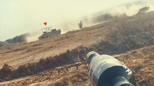 Palestina. Combatientes de HAMAS aplastan seis tanques israelíes con Yasin 105
