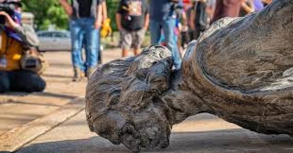 América: derribo de estatuas; acto simbólico de un proceso de descolonización