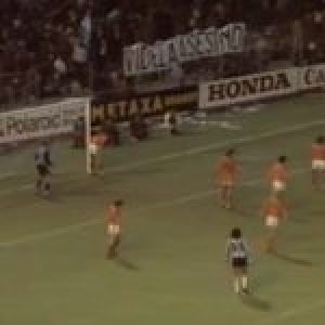 Argentina. Memoria. El día que una gran pancarta sobre el asesino Videla fue colocada en el transcurso del partido Argentina-Holanda en 1979 en Berna (video)
