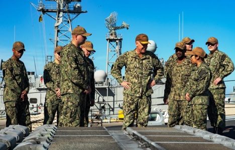 Bahía de Cádiz: El comandante de la VI Flota visita los destructores con base en Rota