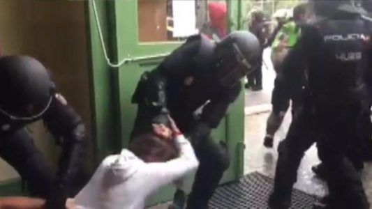 Catalunya: Un mando de la policía española reconoce que diseñó la violenta intervención policial en el Pau Claris el 1-O