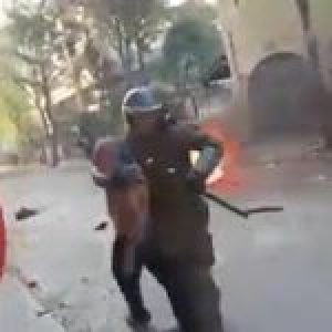 Chile. La brutalidad de los «pacos» se ensaña con un anciano al que golpean una y otra vez (video)
