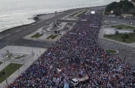 Cuba: Decenas de miles en acto en defensa de la revolución / Gusanera reúne firmas pidiendo intervención militar yanki