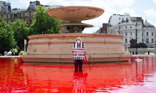 Ecología Social. Activistas tiñen de rojo las fuentes de Londres
