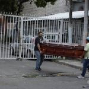 Ecuador. Hospitales desbordados /Queman cadáveres en las calles y Lenin Moreno muestra cada vez más ineficacia