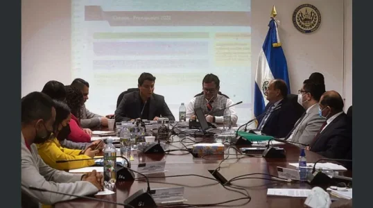 El Salvador. Dictaminan emisión de nueva deuda por $498 millones para 2022