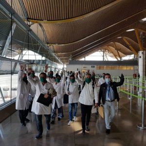 En su rumbo hacia Andorra, brigada médica cubana es vitoreada en el aeropuerto de Madrid (vídeo) – La otra Andalucía
