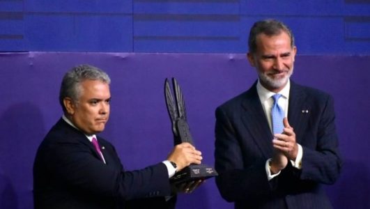 Felipe VI premia a Colombia por ser un ejemplo de “democracia”
