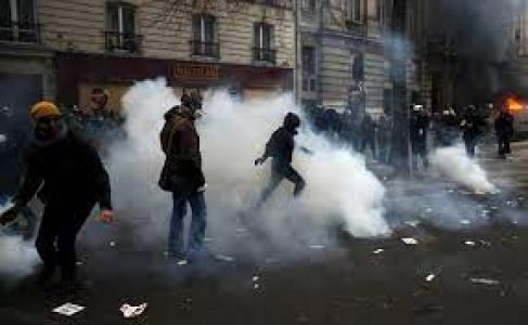 Francia. La Policía carga contra la multitud y lanza gases
