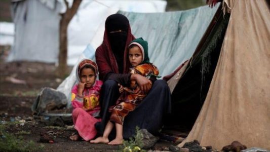 Una mujer y sus hijas en un campamento para desplazados cerca de Saná, capital de Yemen. (Foto: Reuters)