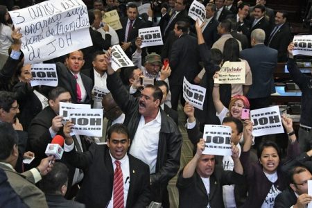 Honduras. Grupo de 30 diputadxs exigen la renuncia de JOH