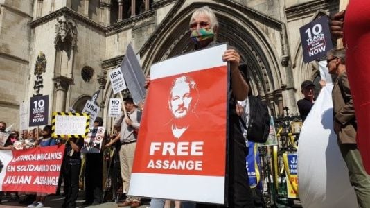 Internacional. Juez británico aplaza audiencia de extradición de Assange