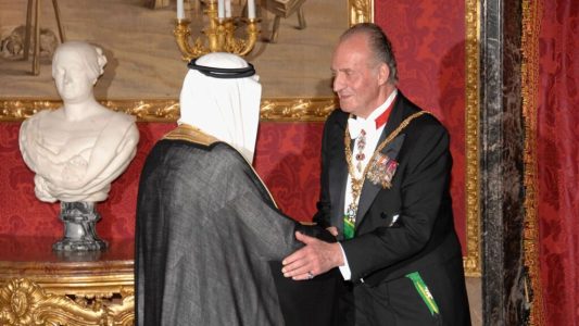 Juan Carlos sigue haciendo negocios: ahora pide que Felipe VI lo visite en Dubái