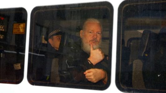 Julian Assange sufrió un “accidente cerebrovascular” en prisión mientras luchaba contra su extradición a Estados Unidos