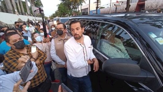 México. Maestros impiden a López Obrador llegar a conferencia matutina