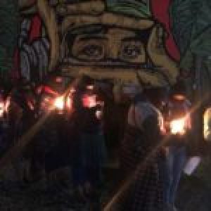México. Con velas en mano, mujeres zapatistas exigen “muerte a los gobiernos machistas”