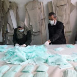 Palestina. De la noche a la mañana un zapatero comenzó la única fábrica de mascarillas de Cisjordania