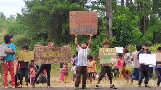 Pueblos Originarios. Misiones: una aldea Mbya Guaraní bloquea maquinarias para