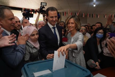 Siria. Presidente Al-Assad y su esposa Asmaa votan en las