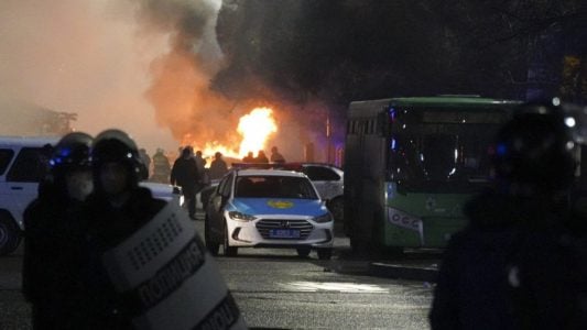 Tokayev: “al menos seis oleadas de terroristas” atacaron Almaty