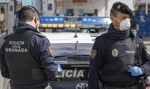 Un colegio de Granada manda a la policía para impedir el acceso de una niña sin mascarilla