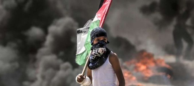 nino-con-bandera-palestino-durante-los-choques-con-ejercito-israeli-frontera-gaza-1526371178044-e1696937463227